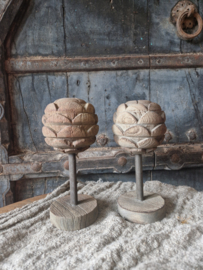 Houten ornament artisjok verweerd hout