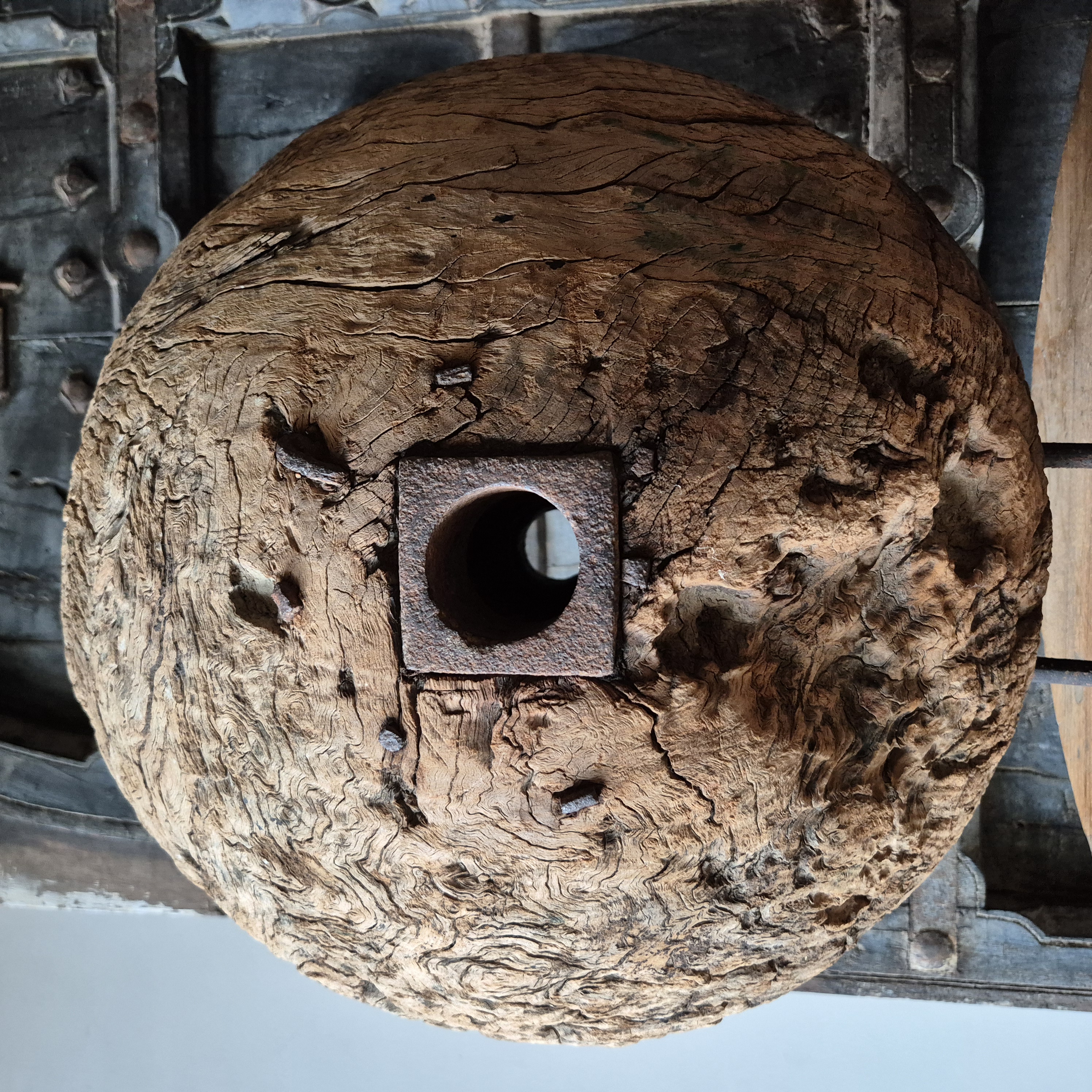 Houten katrol op standaard