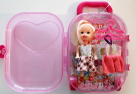 Kleine barbie in Trolley