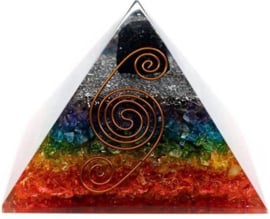 Orgonite Piramide 7 Chakra – Ruwe Zwarte Toermalijn (90 mm)