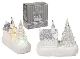 Witte porselein kerk met kerstboom & warm, witte LED, ca. 11,5 x 10,5 cm