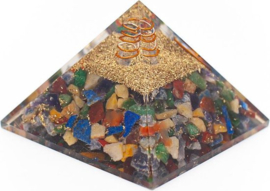 Orgone Piramide Chakra Mix met Bergkristal Punt