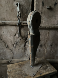 Oud ornament op standaard
