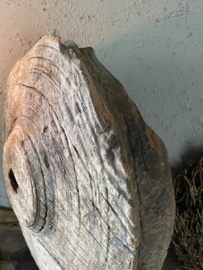 Oud houten wiel op standaard