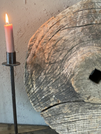 Oud houten wiel op standaard