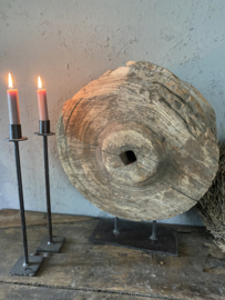 Oud houten wiel op standaard