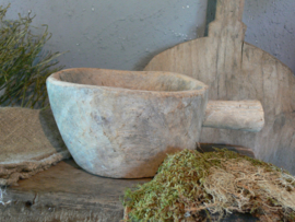 Oude houten pot met steel - B