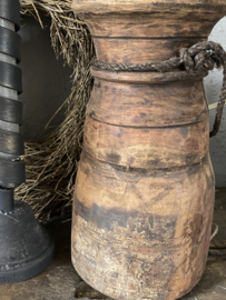 Oude houten Nepalese waterkruik