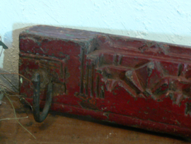 Oude houten kapstok rood