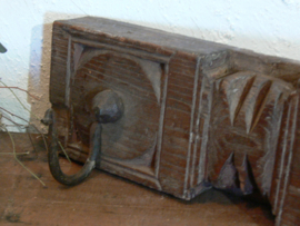 Oude houten kapstok