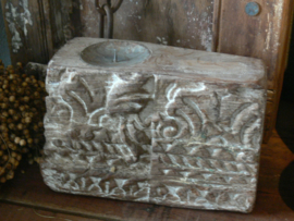 Stoere oude houten kandelaar
