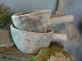 Oude houten pot met steel - B