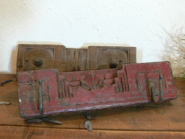 Oude houten kapstok rood