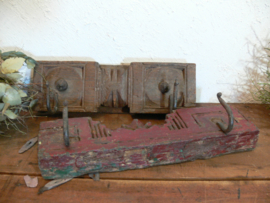 Oude houten kapstok