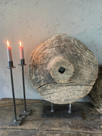 Oud houten wiel op standaard