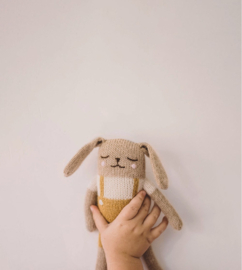 *Knuffelwolletje konijn oker overall - Main Sauvage*