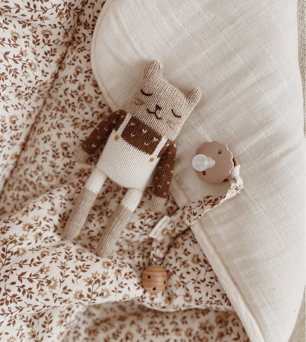 *Knuffelwolletje kitten overall - Main Sauvage*