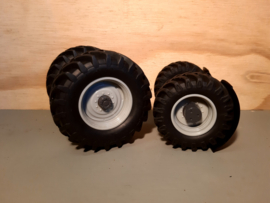 Siku Valtra S wheelset