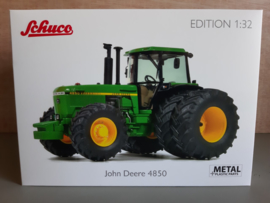 John Deere 4850 met dubbele montering achter.