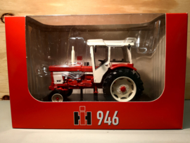 IH 946 2wd.