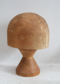 Antiek houten hoedenmal op poot