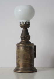 "Lampe Pigeon" - Frans olielampje met melkglazen bol - ca 1900
