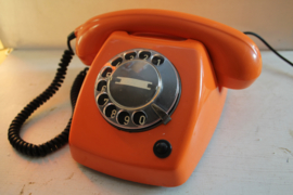 Retro Ericsson T65 telefoon in oranje