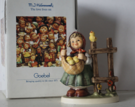 Goebel Hummel 385 - Kükenliesl / Chicken-Licken in originele doos