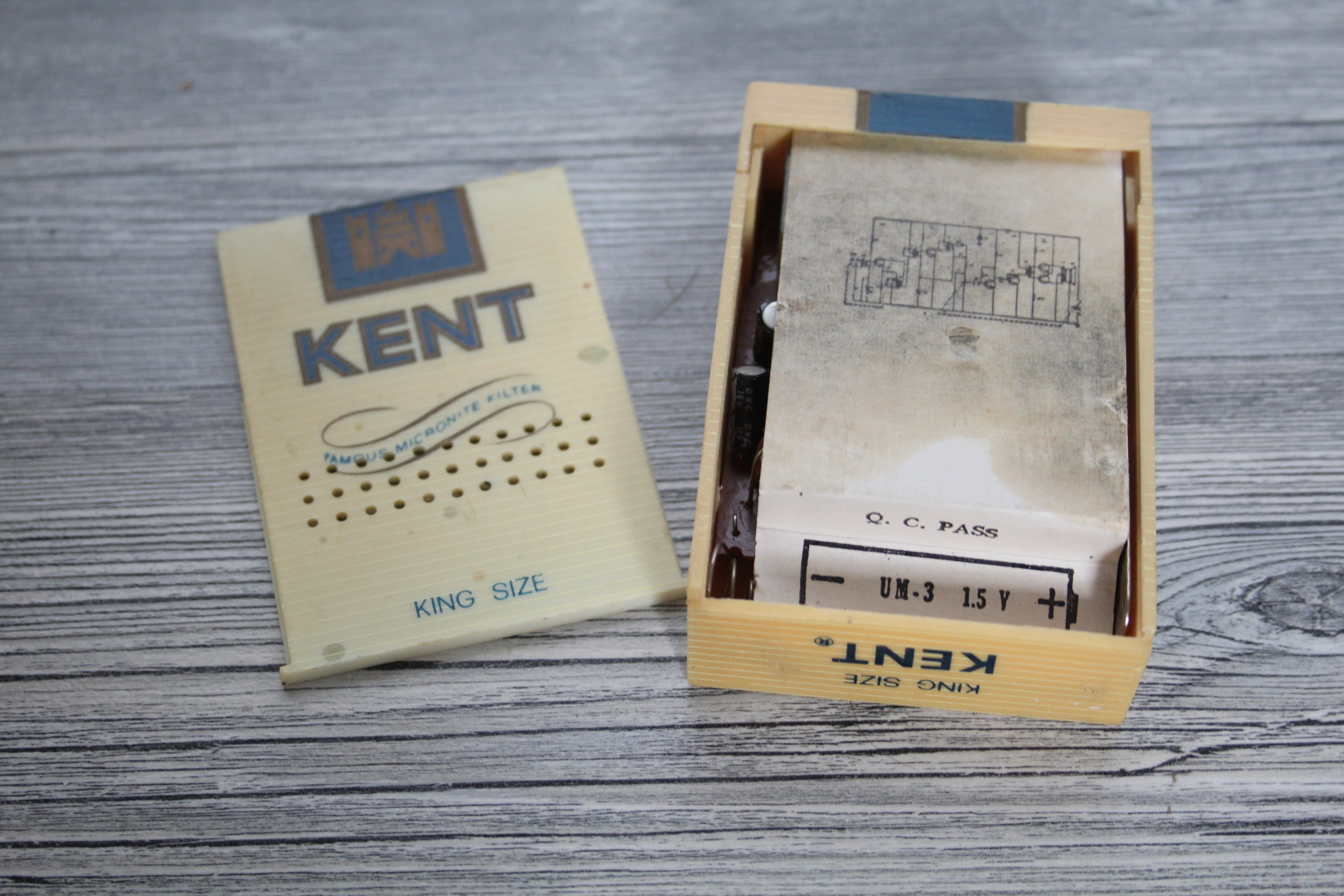 Vintage Kent sigaretten transistor radio