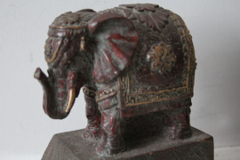 Boekensteunen in de vorm van Aziatische olifanten