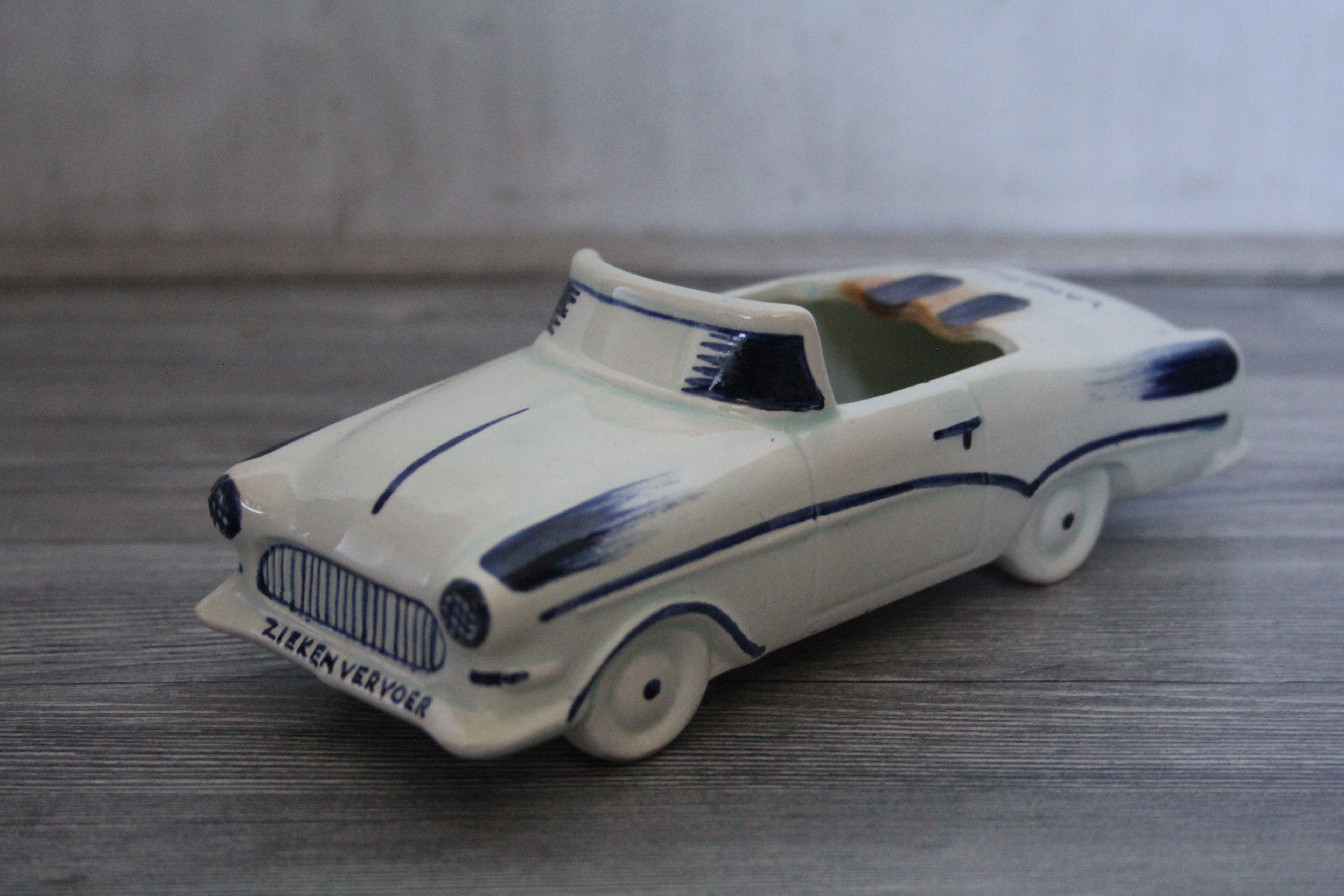 Vintage keramische (Delfts blauw) asbak - Opel Record, ziekenvervoer Landtax Zwolle