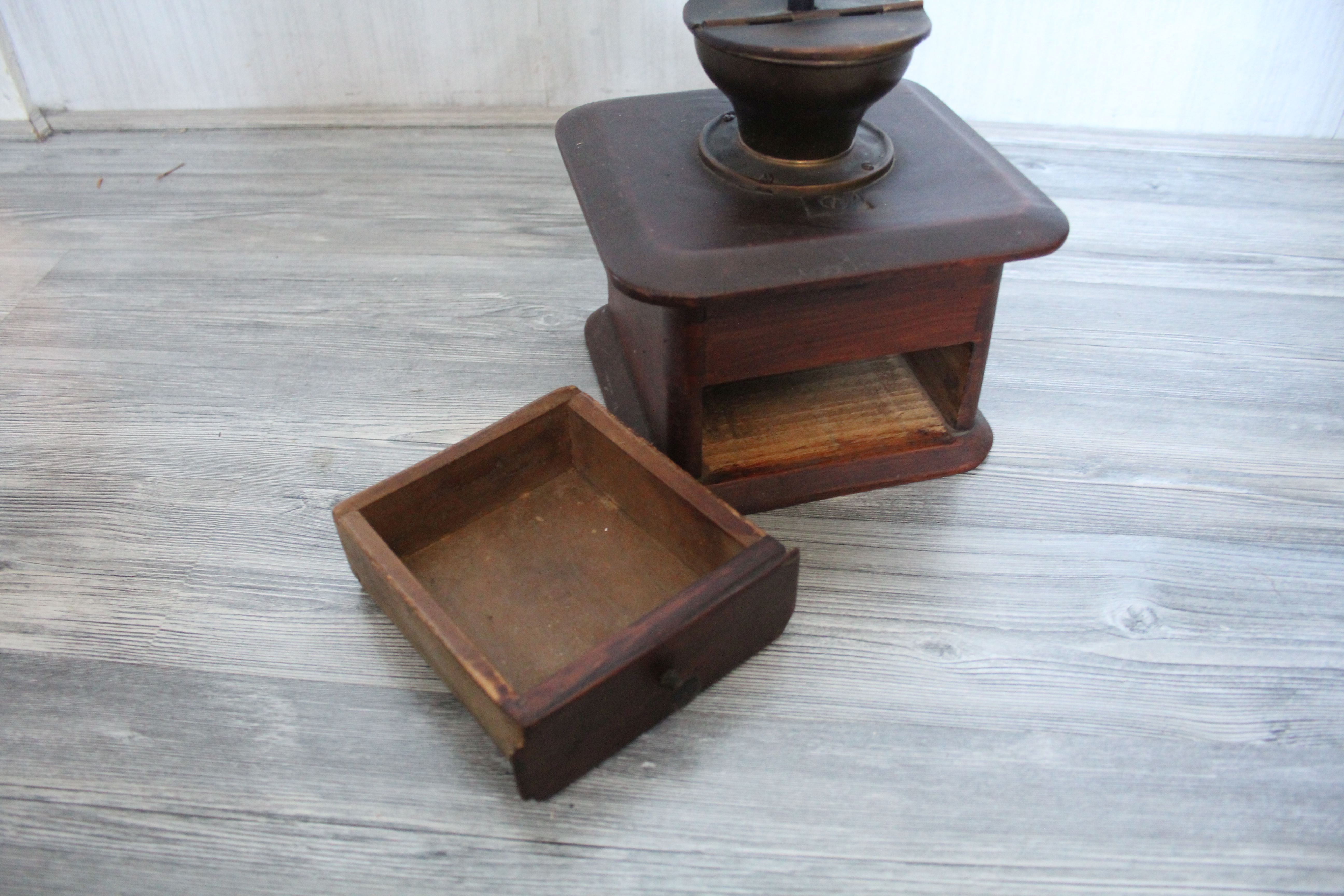 antieke handkoffiemolen