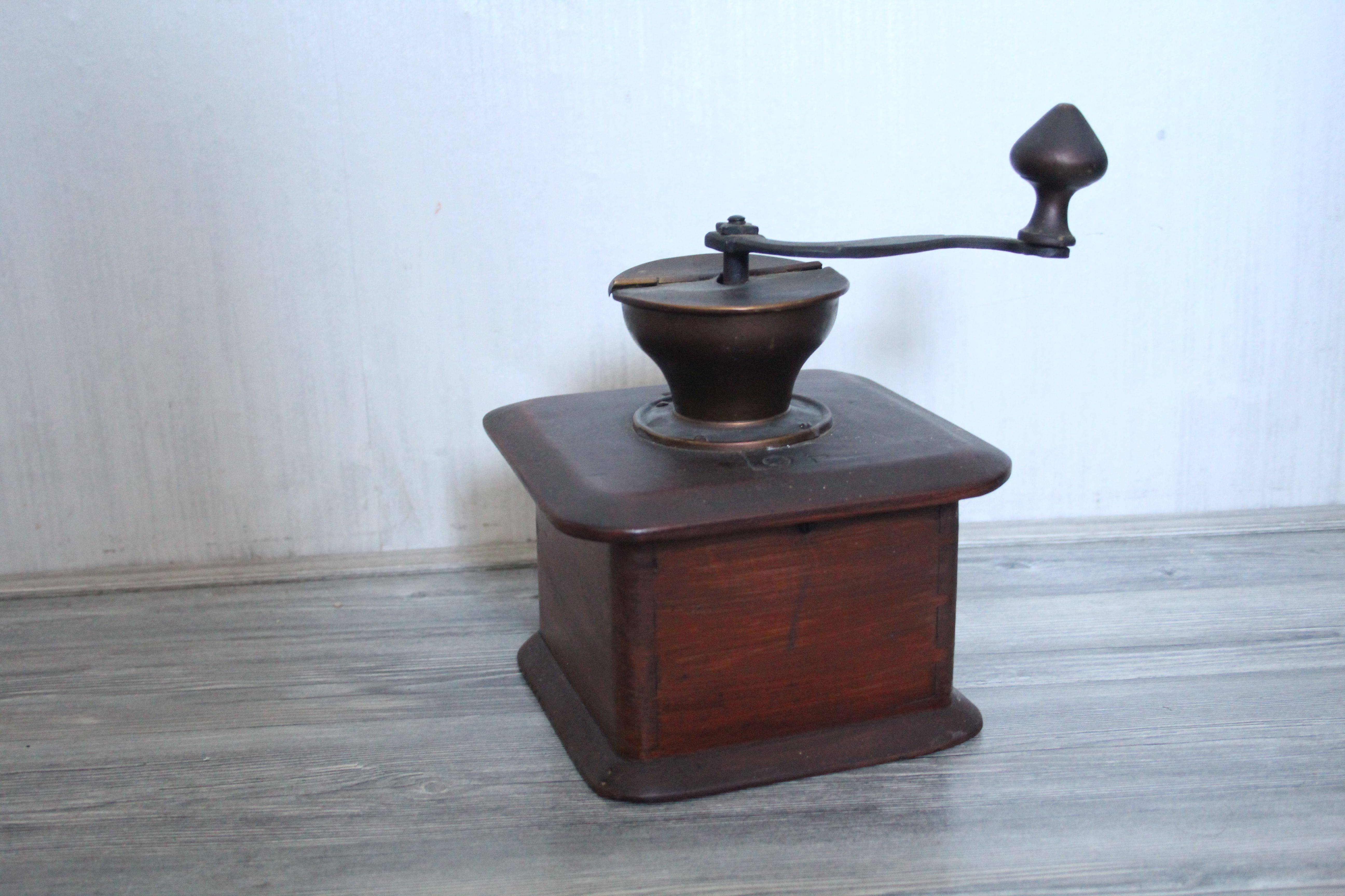 antieke handkoffiemolen