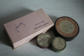Set vintage/antieke doosjes (oa zeep en "medicatie")