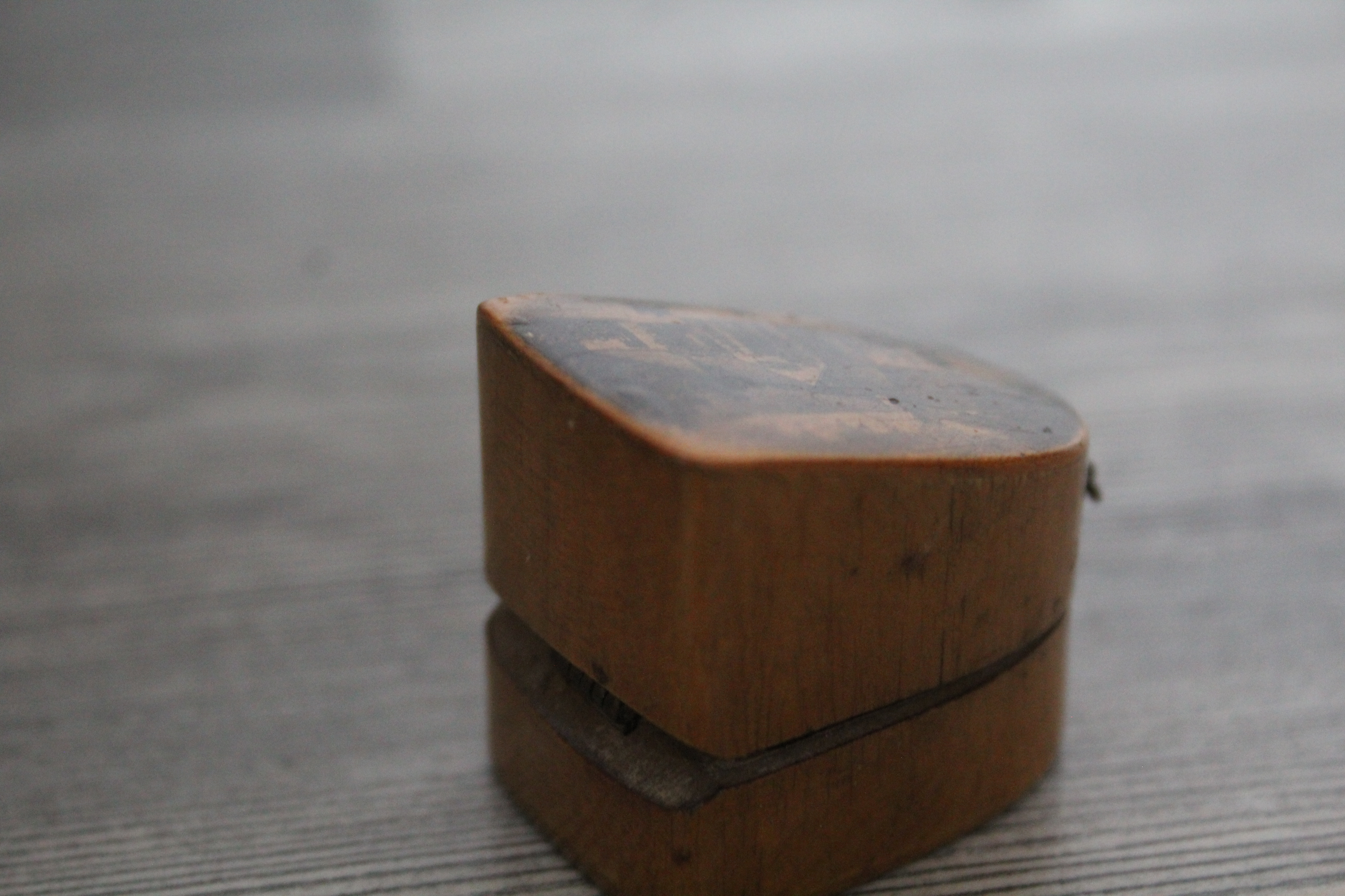 Mauchlin ware - vingerhoed doosje met zilveren vingerhoed
