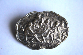 verzilverde broche - oud Hollandse café voorstelling