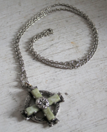 Halsketting met hanger, Keltisch kruis