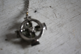 Halsketting met hanger, Keltisch kruis