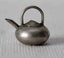 Zilveren miniatuur theepotje