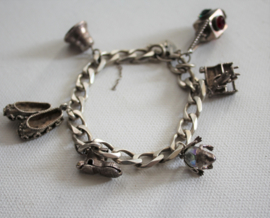 Vintage zilveren (0.925) bedelarmband met 6 bedels en hart sluiting