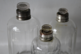 Set van drie glazen parfumflessen met verzilverde dop en originele stoppers