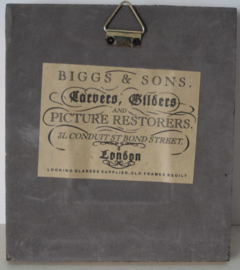 Albast plaquette van een putty / engel, in goudkleurige lijst biggs and sons