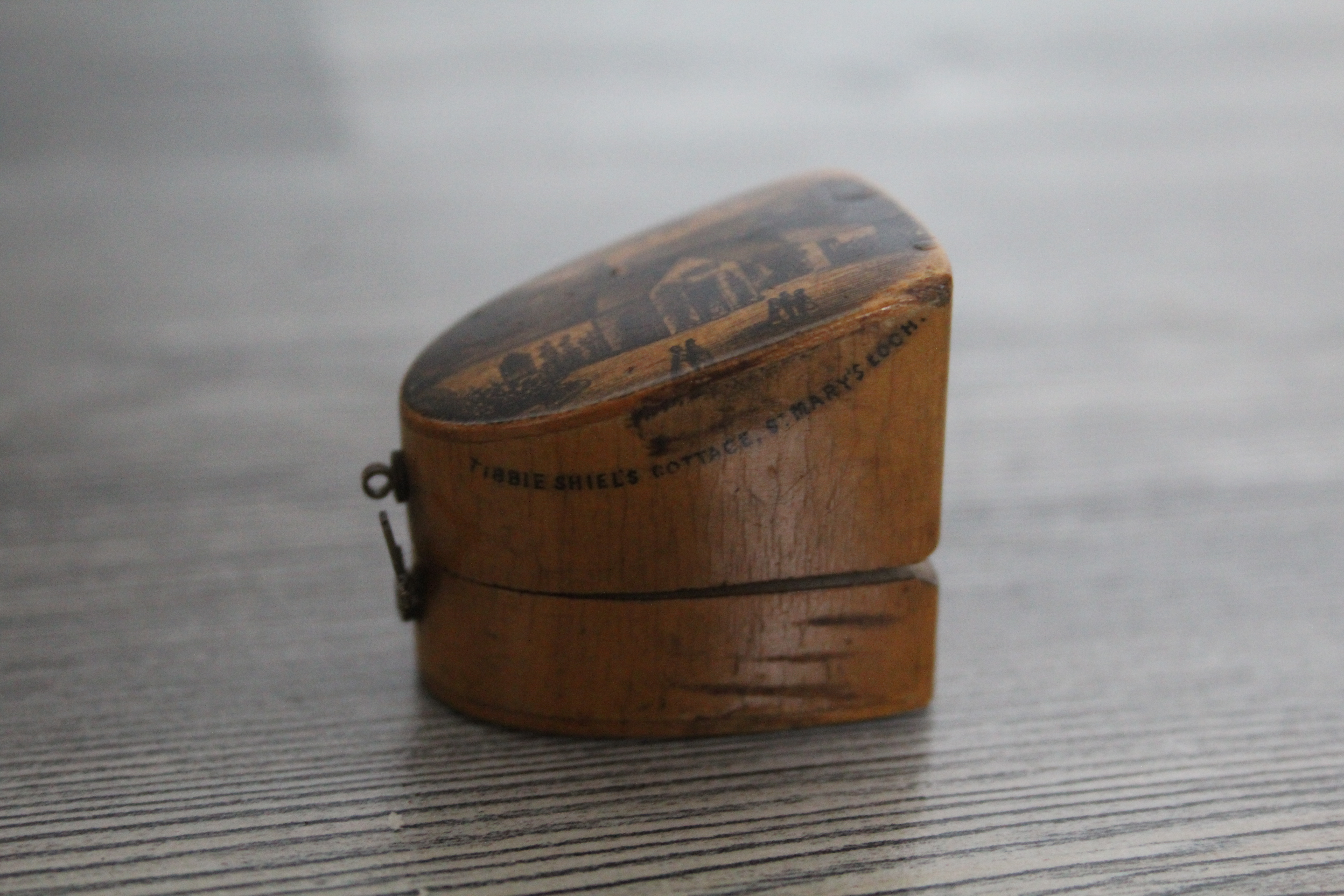 Mauchlin ware - vingerhoed doosje met zilveren vingerhoed