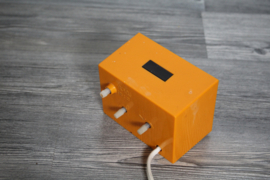 Vintage elektrische wekker, oranje/geel