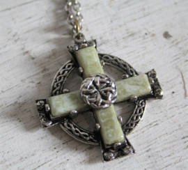 Halsketting met hanger, Keltisch kruis