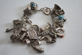 Vintage 0.925 zilveren bedelarmband met maar liefst 24 bedels + een hart slotje