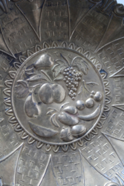 Een Frans bronzen tazza gedecoreerd met fruit. 1e helft 20e eeuw - art nouveau