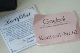 Goebel Hummel 793 - Forever yours / Herzlich Wilkommen, 1e editie