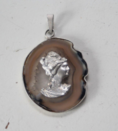 Agaat Steen gezet in zilver met afbeelding 19e eeuwse dame