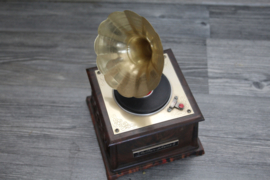 Transistorradio in de vorm van  een Antieke platenspeler
